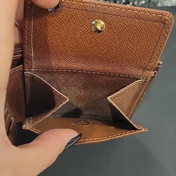 LOUIS VUITTON Monogram Wallet - Picture 10 of 11